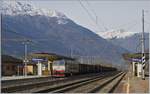 Mit etlichen von einem grösseren Industriekomplex an der RFI Strecke 14 abgeholten Hochbordwagen wartet die FS Trenitalia E 652 110 in Premosselo Chiovenda auf die Weierfahrt auf der RFI Strecke