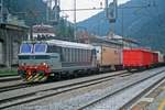 FS E 652 066 hat einen Roadrailerzug der BTZ (Bayerische Trailerzug Gesellschaft für bimodalen Güterverkehr) zur Weiterbeförderung in Richtung Bozen übernommen (Bahnhof Brenner, 28.07.1999); digitalisiertes Dia.