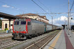 FS Mercitalia 652 045 durchfährt mit ihrem Güterzug Lucca, 27.03.2023