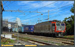 E652 169 der Trenitalia verlässt am 26.02.2024 mit einem Containerzug den Bahnhof Giarre-Riposto.
