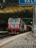 MIR E652 155 durchf�hrt am 08.07.2026 mit einem G�terzug in Richtung Udine den Bahnhof Ugovizza-Valbruna.