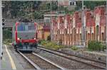 In Finale Ligure f�hrt die FS Mercitalia Rail E 652 031 als Lokzug durch den Bahnhof.