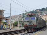 Ein Güterzug gezogen von der E652 037 fährt durch den Bahnhof Imperia Oneglia, am 07.07.2014.