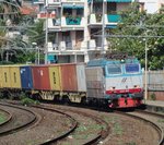 07.06.2016 10:16 FS E.652 022 mit einem Containergüterzug in Richtung La Spezia bei der Durchfahrt durch den Bahnhof Rapallo.