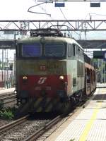 Eine E 655 mit noch alter Lackierung durchfhrt am 26.05.2009 den Bahnhof San Vincenzo in Richtung Livorno mit einem Gterzug voller Fiat und Alfa Romeo.