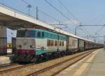 20.8.2012 13:26 FS E 655 502 mit einem Gterzug in Richtung Neapel bei der Durchfahrt durch den Bahnhof Lamezia Terme Centrale.