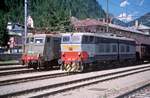 FS E 636 089 und E 656 016 warten mit ihren Güterzügen auf die Ausfahrt in Richtung Bozen (Bahnhof Brenner, XX.08.1998); digitalisiertes dia.