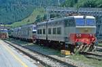 FS E 656 402, dahinter 3 unbekannte FS E 656er, links daneben FS E 656 XXX (Bahnhof Brenner, 04.08.1999); digitalisiertes Dia.
