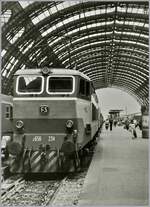 Die FS E 656 234  Caimano  ( Kaiman  Alligator/Krokodil) ist in Milano Centrale angekommen. Diese Lokbaureihe war viele Jahre in Reisezugverkehr zu sehen, die letzten Loks wurden vor ein paar Jahren noch auf Sizilien eingesetzt.

Analogbild vom Juni 1985