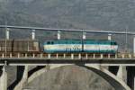 E 656 249 schiebt einen Gterzug in Richtung Napoli ber das Viadukt von Centola; 17.02.2008