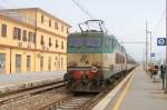 656 598 schiebt den R111275 Ventimiglia-Genova Brignole aus Albenga. 6.4.2009