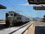 31.7.2010 13:40 FS E.656 039 mit einem InterCity aus Milano Centrale nach Grosseto bei der Einfahrt in den Bahnhof Cecina.