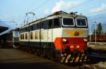 Bevor die E656 286 in Domodossola den Schnellzug nach Mailand bernehmen konnte, mute sie Anfang der 1980er Jahre die bisherige Zuglok, eine Re 4/4 II der SBB, abziehen und in den Wechselstromteil des Bahnhofs zurckdrcken.