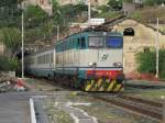 4.8.2011 18:59 FS E656-472 mit einem InterCity aus Roma Termini nach Palermo Centrale bei der Einfahrt in den Bahnhof Cefalu.