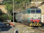 13.8.2011 18:30 FS E656-472 mit einem InterCity aus Roma Termini nach Palermo Centrale bei der Einfahrt in den Bahnhof Cefalu.