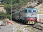 15.8.2011 14:30 FS E656-042 mit einem Expresszug (E) aus Venezia Santa Lucia nach Palermo Centrale bei der Einfahrt in den Bahnhof Cefalu.