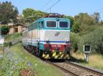 16.8.2011 10:59 FS E656-093 mit einem InterCity aus Palermo Centrale nach Messina Centrale kurz vor dem Bahnhof Cefalu.