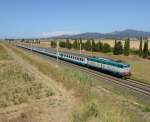 Die FS Baureihe E 656 trgt den Spitzname Caimano.
Dieses Bild zeigt die Vertreterin 656 018 mit dem IC 505, welcher am 15.09.2013 vom Grenzbahnhof Ventimiglia nach Roma Termini unterwegs war , und  von mir unweit des Bahnhofes Vignale-Ritorto fotografiert. Im Hintergrund ist die 13.000 Einwohner zhlende Stadt Campiglia Marittima zu sehen, welche sich am Fue des 646 Meter hohe Monte Calvi befindet. 