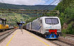 Lokomotive EU 43 002 und Schwesterlok am 28.05.2022 mit einem Güterzug in Sterzing am Brenner.