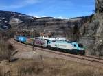 Die EU 43 008 und die 186 283 mit einem KLV-Zug am 02.03.2013 unterwegs bei Sterzing.