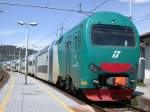 Neuer Doppelstockwendezug von TrenItalia TAF Treno 17 ALe426 in Sesto Calende bereit zur Abfahrt nach Novara.