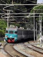 Der R 6215 (ein unbekannter Triebzug Ale 801/940) verlässt den Bahnhof Imperia P.M.