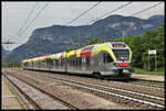 In Doppel Traktion, vorn ET 170262-9, fährt hier am 31.5.2022 auf der Brennerbahn um 10.02 Uhr ein bunter Flirt nach Bozen in den Bahnhof Egna / Neumarkt südlich von Bozen ein.