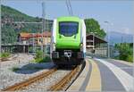 Trenord ETR 521  Rock  haben die formschonen und komfortablen ETR 425 auf der RE Strecke Milano Porta Garibaldi - Porto Ceresio abgelöst. Sonnenstand, Länge und Position der ETR 521 030 der als RE 2528 von Milano Porta Garibaldi angekommen ist und RE 2537 wieder zurückfährt, erlauben kaum ein vernünftiges Bild. 

23. Mai 2023