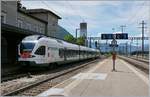 Der von Malpensa in Cadenzzo eingetroffene Trenord ETR 524 wendet hier auf die Gegenzug S30 25335 zurück nach Malpensa Aeroporto T2.