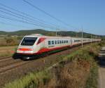 Der Pendolino ETR 460 030 war am 13.09.2013 als ES 9761  FRECCIABIANCA  von Genova Principe nach Roma Termini unterwegs und wurde von mir unweit der ehemaligen Bergbaustadt Gavorrano kurz vor dem Halt