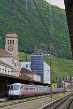 Triebzug ETR 480, des Frecciargento steht im Bahnhof von Bozen, im Hintergrund ist ein Teil der Seilbahn nach Oberbozen zu sehen. 15.05.2019 (Hans)