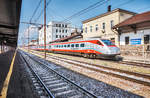 ETR 485 005-5 fährt als FRECCIAGENTO 8502 Roma Termini – Bolzano/Bozen) in den Endbahnhof Bolzano/Bozen ein.
Aufgenommen am 25.8.2017.