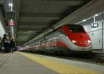 Der Frecciarossa 9563 von Torino nach Salerno im krzlich erffneten Bahnhofsbereiche von Bologna Centrale AV (Alto Velocit) welcher die vier Bahnsteiggleise 16 - 19 fr den Schnellverkehr umfasst.