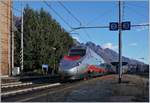 Auf den ersten Blick einfach ein Bild eines FS Trenitalia ETR 610 bei der Durchfahrt in Promosello Chiavenda, doch der zweite, genauer Blick auf dies Bild des EC 34 zeigt interessante Licht und