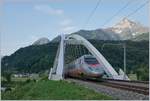 Licht, aber noch keine Sonne zeigte sich bei der Rhonebrücke zwischen Bex und St-Maurice, als ein FS Trentilia ETR 610 als EC 35 von Genève nach Milano unterwgs die Rhone und damit die