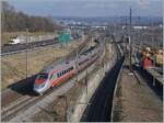 Der FS Trenitalia ETR 610 003 fährt kurz vor Denges-Ecahndens am Rangierbhanhof von Lausanne vorbei.