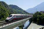 Trenitalia ETR 610 002 am 13.8.22 beim Überqueren der Rottenbrücke in Leuk.