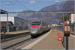 Bunte Bahnwelt im Tessin / Ticino: Ein FS Trenitalia ETR 610 auf dem Weg nach Milano fährt in Capolago Riva San Vital durch. Es dürfte der längste Bahnhofname im Tessin sein.

21. März 2018