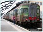 Ein elektrischer Triebwagenzug Ale der LFI von Arezzo nach Stia im Bahnhof Arezzo.