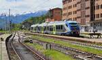 Am Südende des Bahnhofes Domodossola wartet der ALe 501 078 am 08.05.2024 auf Fahrgäste nach Novara