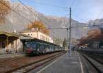 TRENORD Triebzug ALe582 020+Le562 022 'Mortirolo' steht im von der Alpenkulisse umrahmten Endbahnhof Chiavenna.
