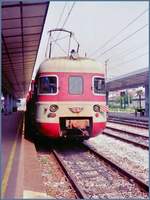 Ein FS Ale 801 wartet in Gallarate auf seine Abfahrt nach Luino.

Analogbild von Juni 1990