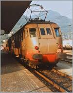 Viele Jahre lange lackierte die FS E-Loks und Regionaltriebzüge braun. Im Bild zeigt sich ein ALe 840 mit Beiwagen in Bozen/Bolzano. Der Triebzug wird in wenigen Minuten als Regionalzug nach Brenner/Brennero abfahren. 

21. Juli 1984
