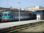 Ein etwas betagter AL 841 am 18.04.06 in Messina Centrale. Der Mittelwagen wirbt fr das Tal der Tempel in Agrigent, Weltkulturerbe der Unesco.