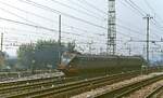 Bei Bologna fahren zwei ALe 880 im September 1986 in Richtung Hauptbahnhof (Schnappschuss aus einem in die Gegenrichtung fahrenden Zug).
