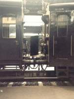 Luftiger bergang zwischen zwei alten elektrischen Oberleitungstriebwagen der FNM Reihe 700.