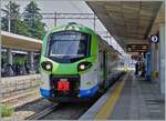 Der Trenord ETR 104 017 steht auf Gleis 3 in Gallarate als Regionalzug R 25370 nach Luino zur Abfahrt um 14:18 bereit.