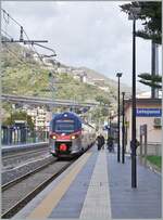 Der FS Trenitalia ETR 104 074 erreicht als Regionalzug 12973 den Bahnhof Letojanni.