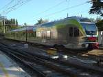 ETR 155 (neuer Stadler-Flirt) wartet mit gehobenem Stromabnehmer auf die nchste Transportleistung im Bahnhof Meran, 06.