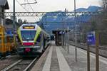 Im Bahnhof von Waidbruck - Lajen / Ponte Gardena - Laion gibt der Zugbegleiter mit dem grünen Tuch das Signal zur Abfahrt des R 20729, Brennero - Merano.